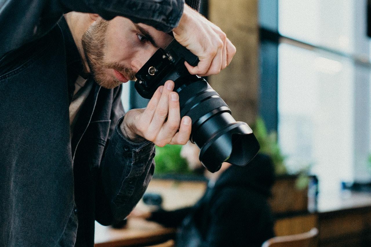 homem a fotografar