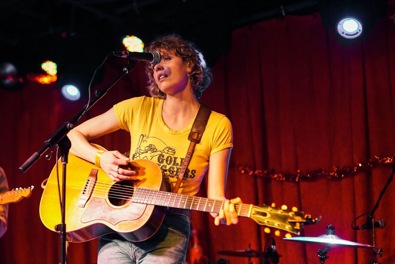 cantora a tocar guitarra