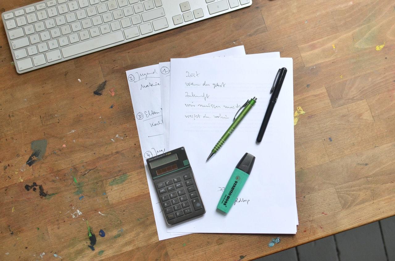 calculadora cima caderno