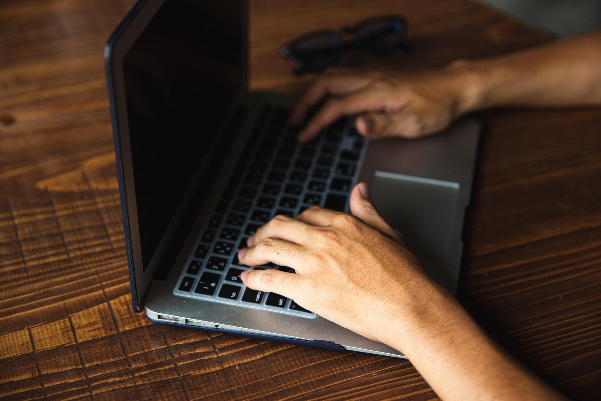 deve ter um computador com webcam