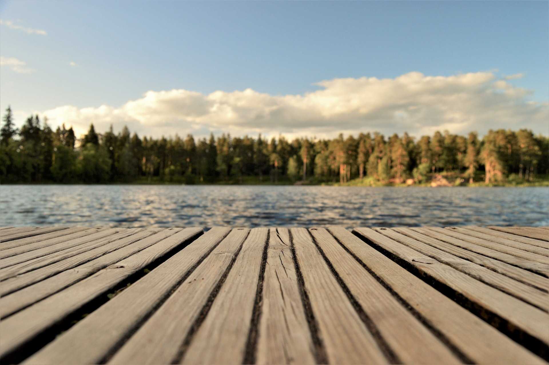caminho ao lado de lago