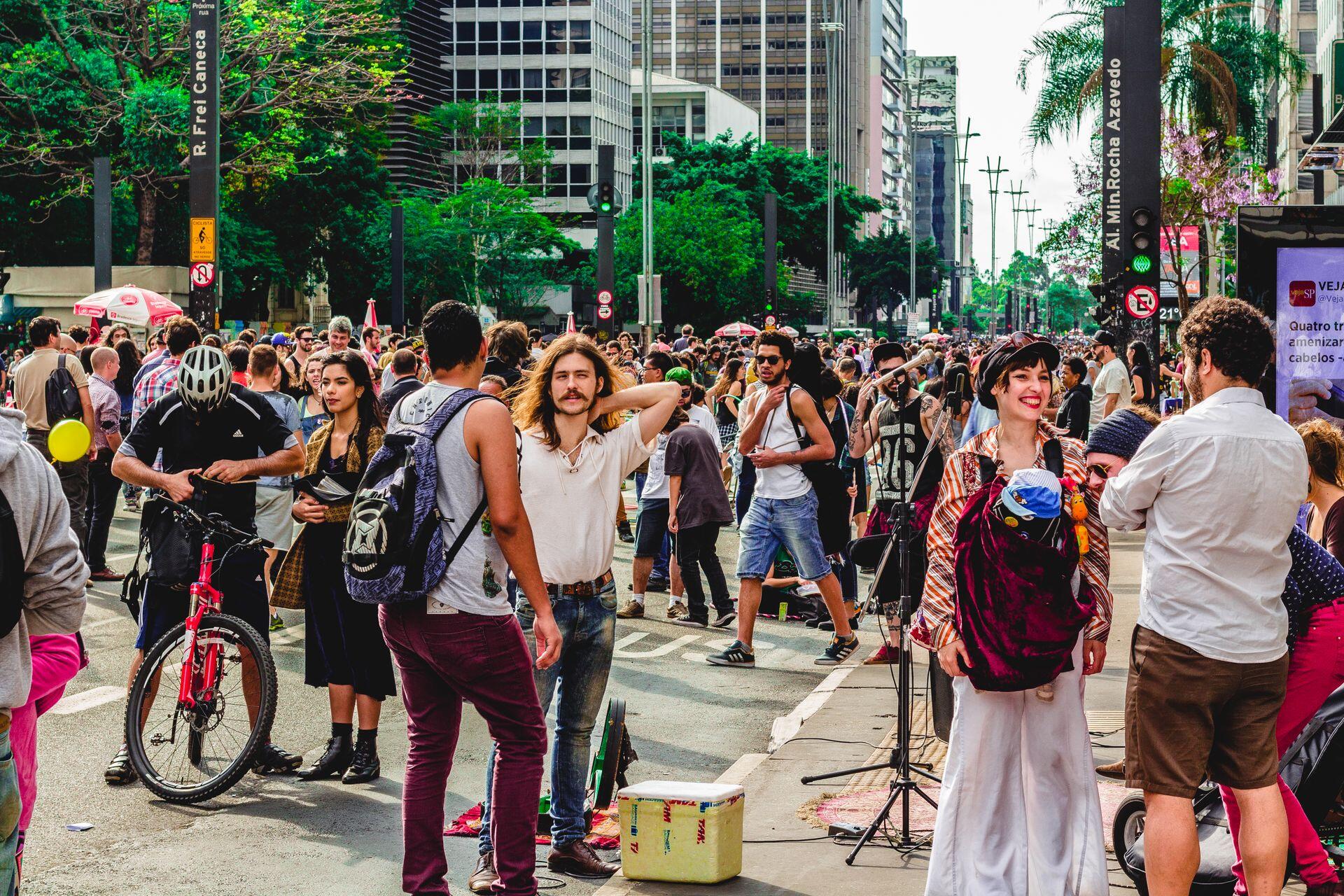 várias pessoas no meio da rua