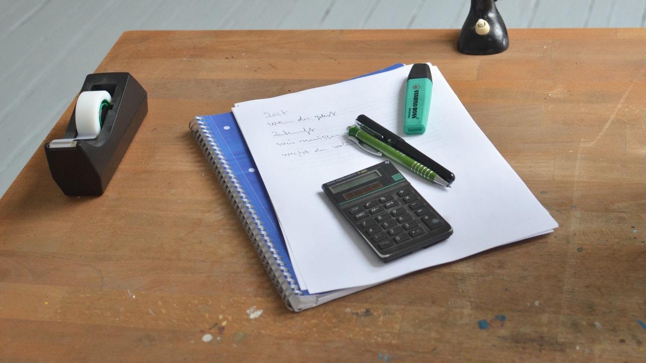 calculadora e caderno