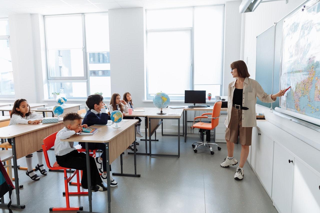professora a dar aula
