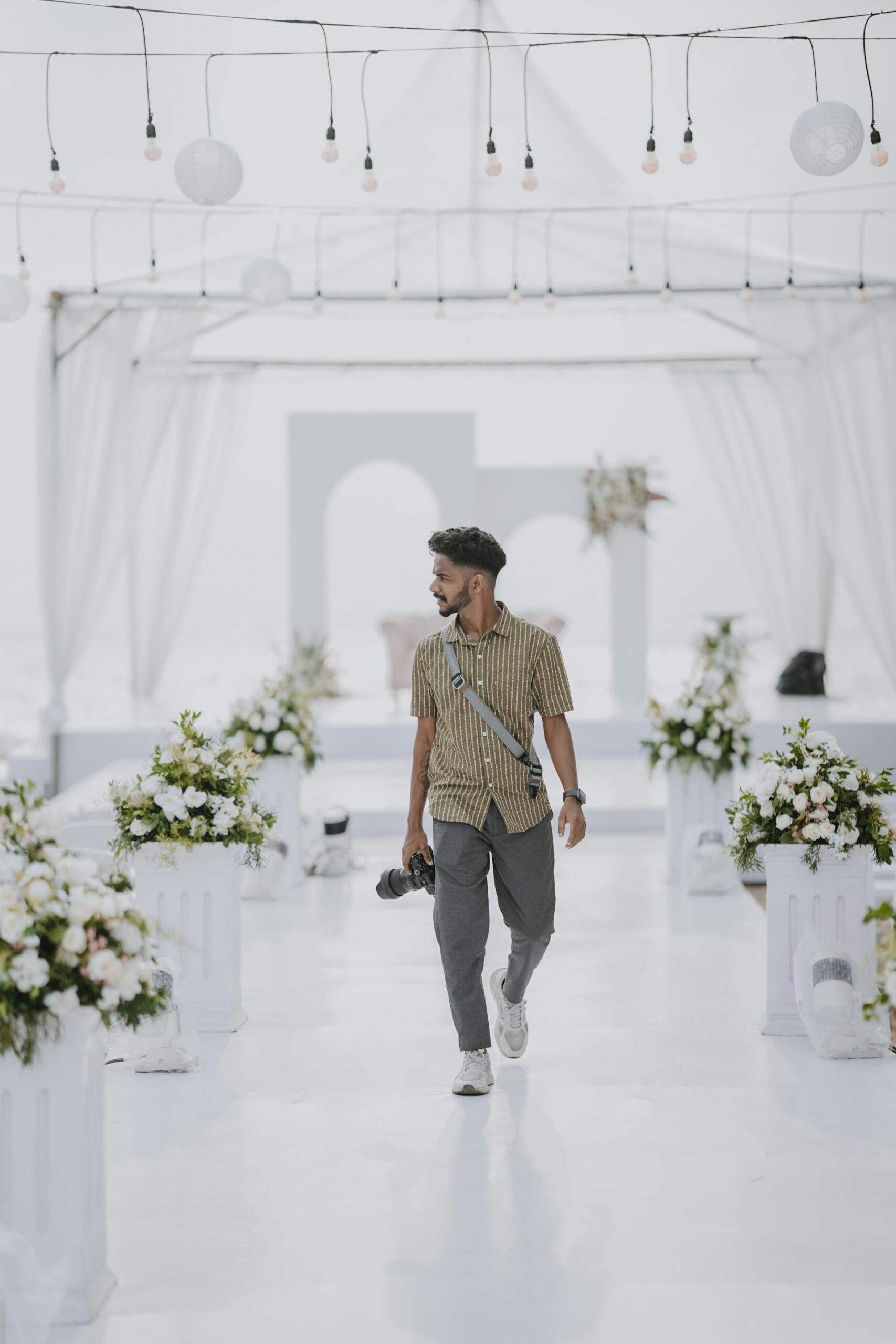 fotografo no meio de decorações de casamento