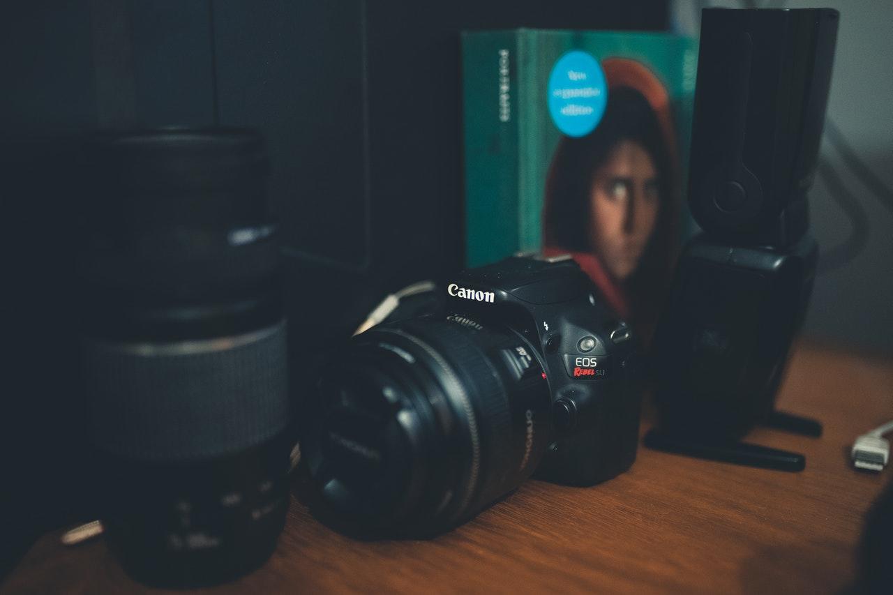 camara e livros