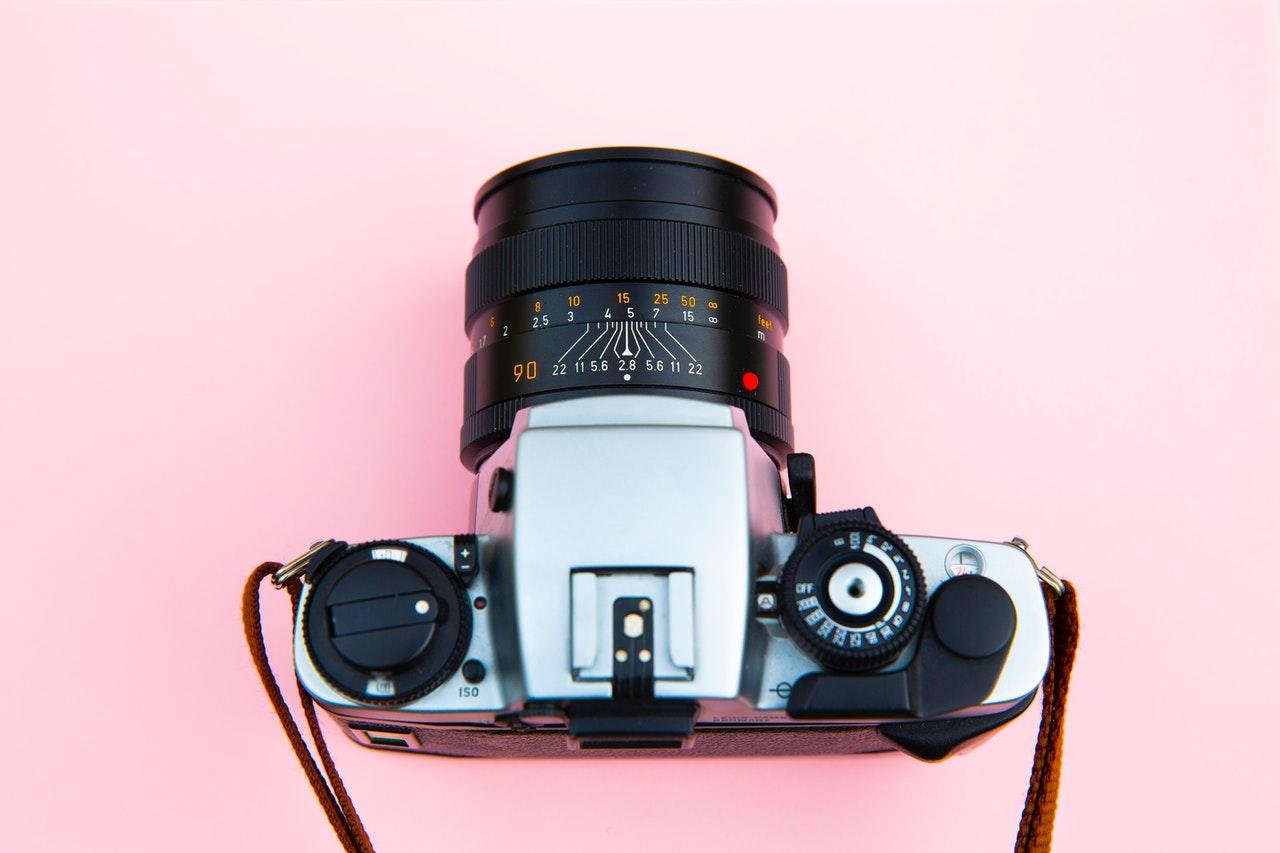 camara em fundo rosa