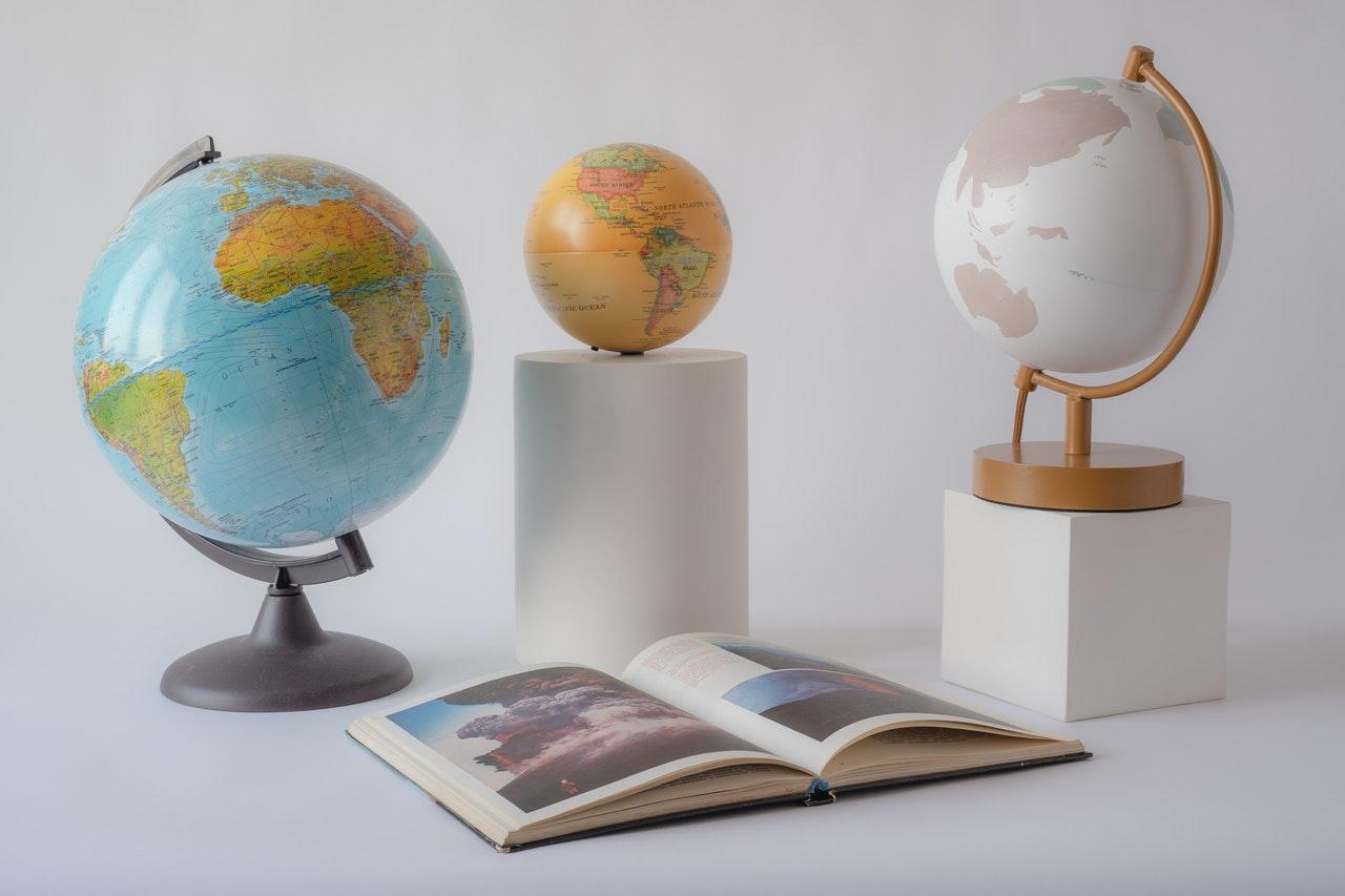 globos e livro