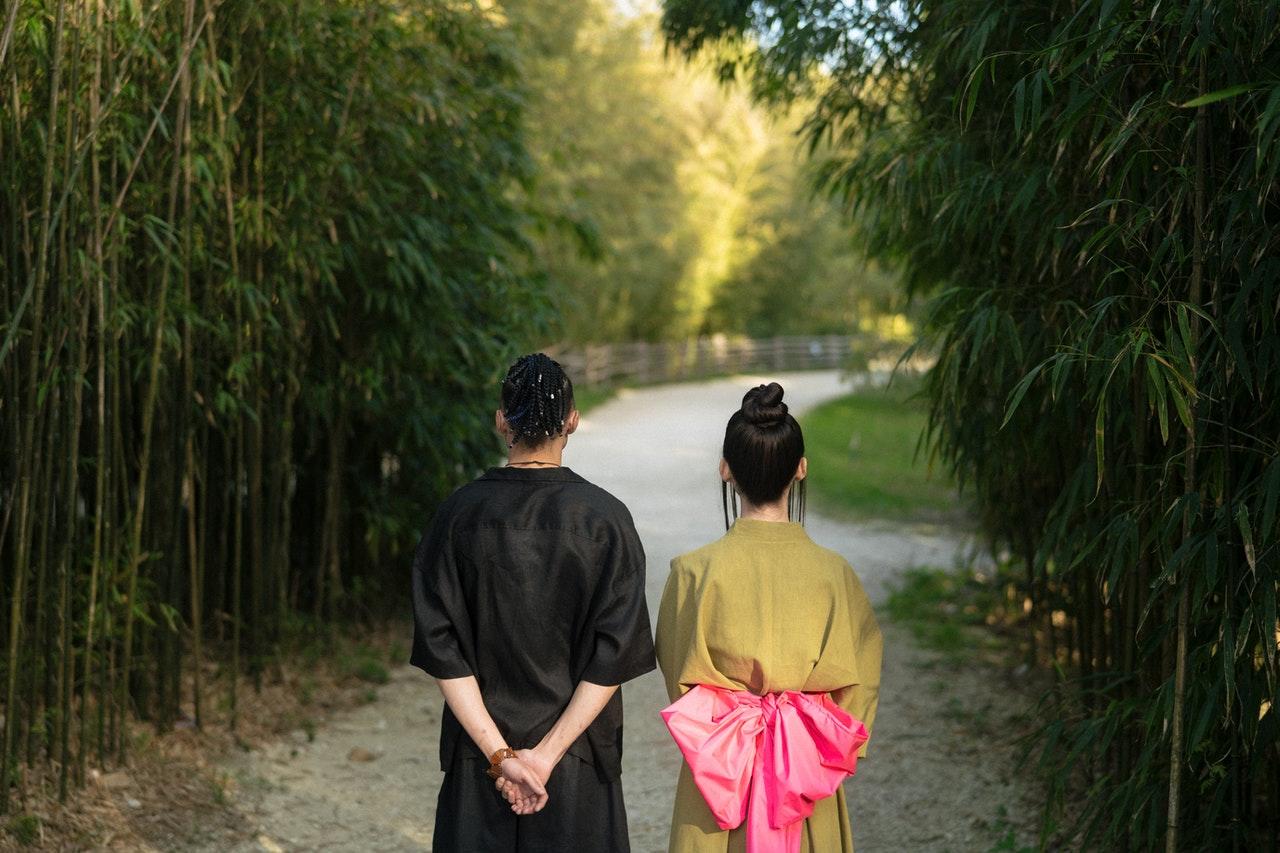 duas pessoas em traje tradicional