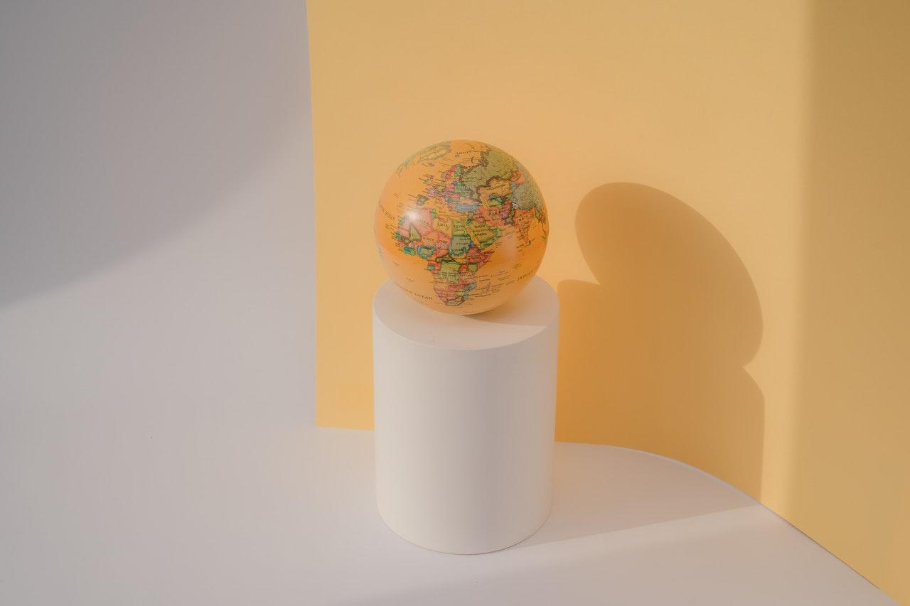 globo em pedestal