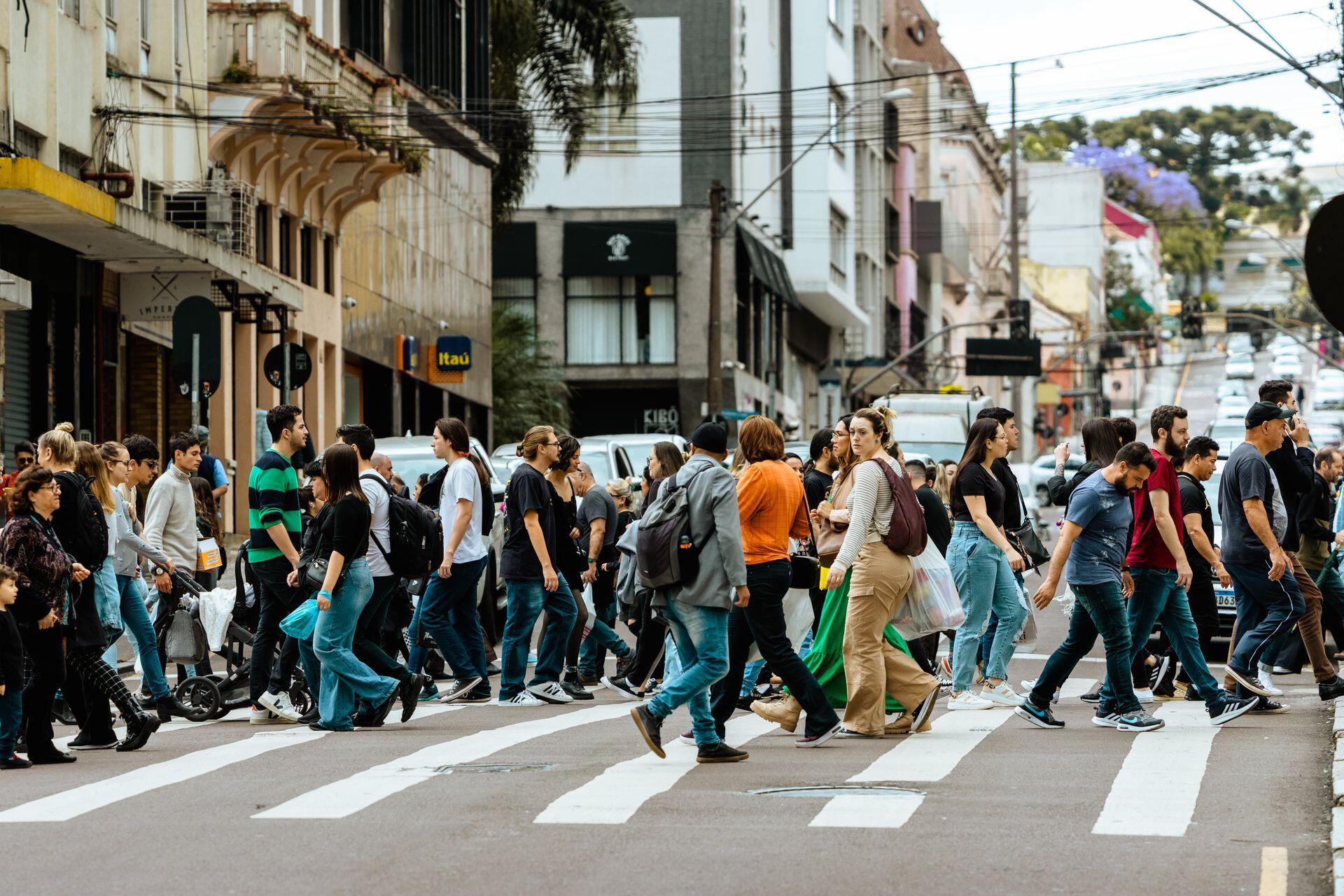 pessoas a atravessar rua