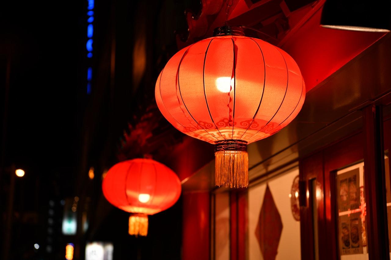 lanternas japonesas acesas