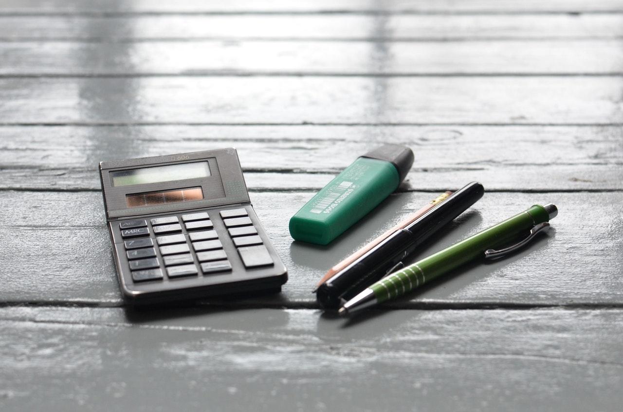 calculadora na mesa