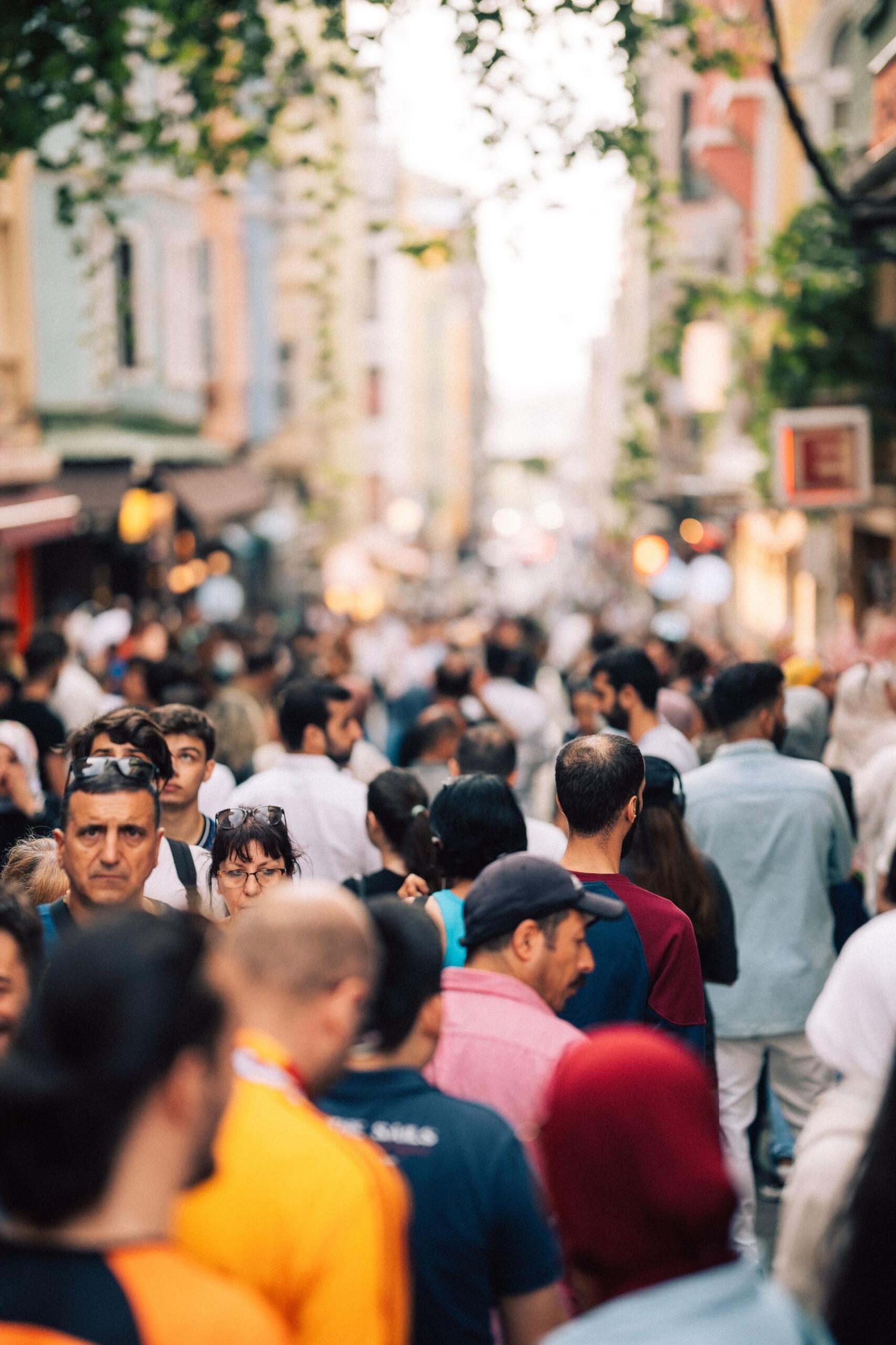 multidão de pessoas a andar na rua