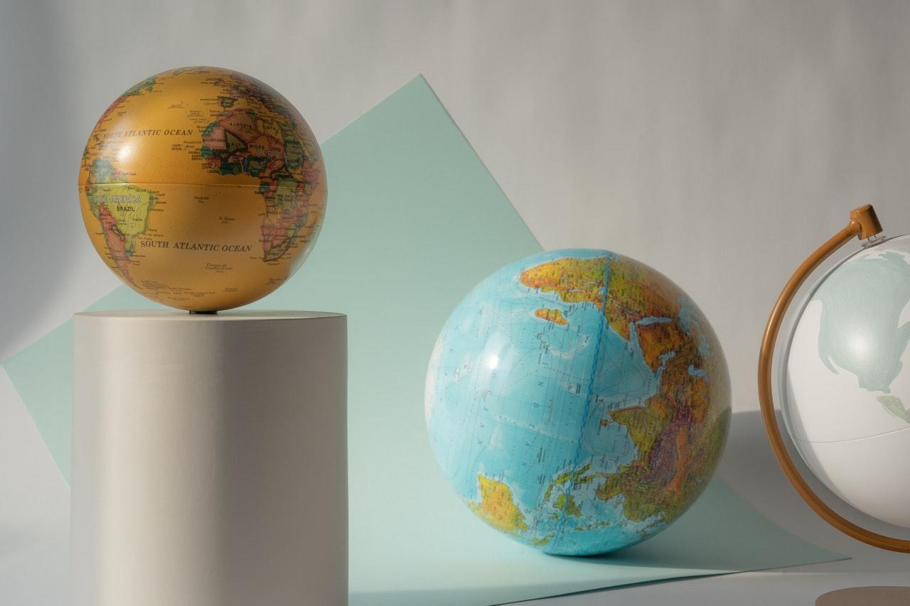 globo e formas geometricas