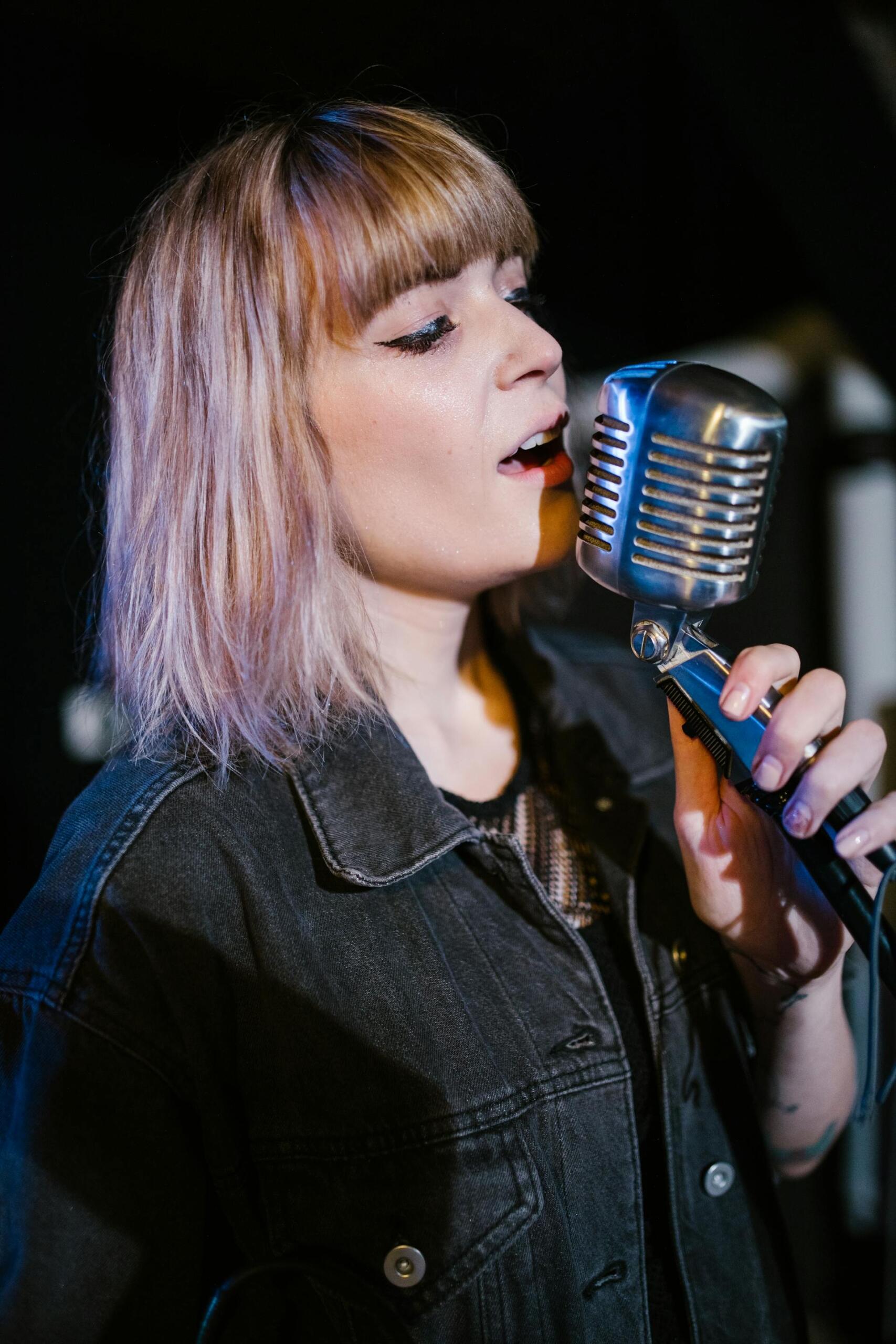 mulher a cantar com microfone