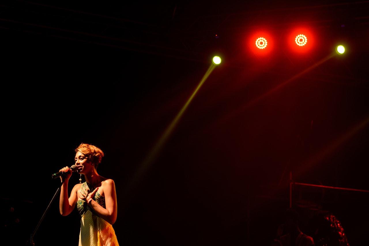 cantora em palco