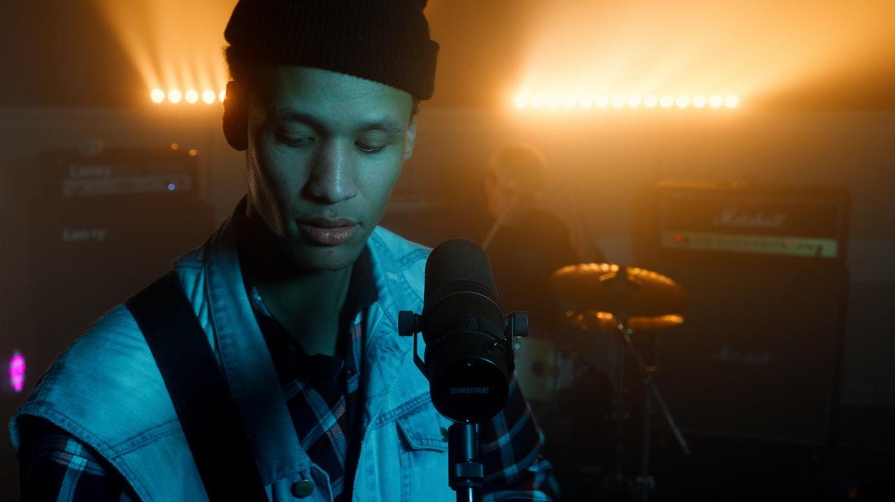 cantor com microfone