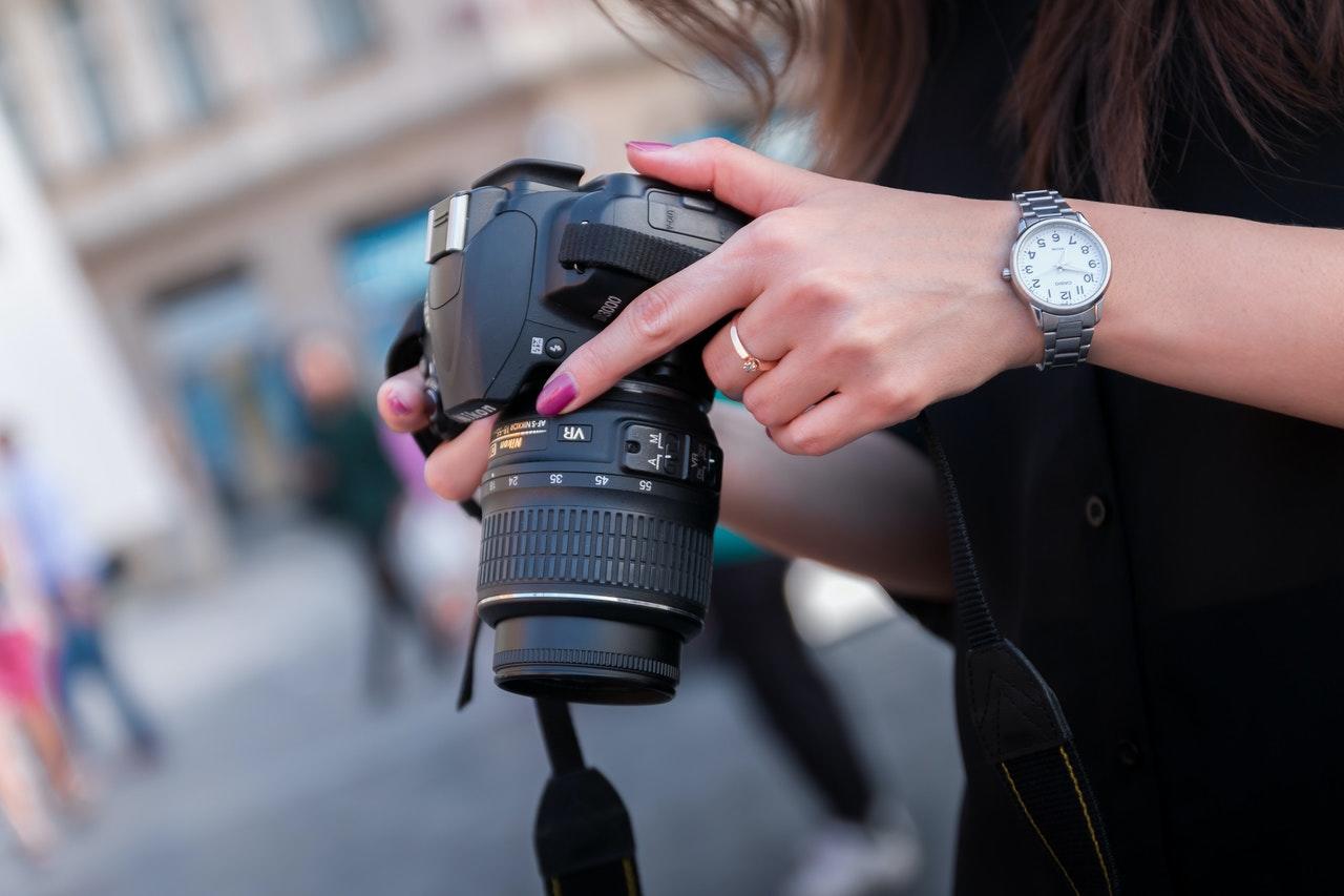 mulher a segurar camara