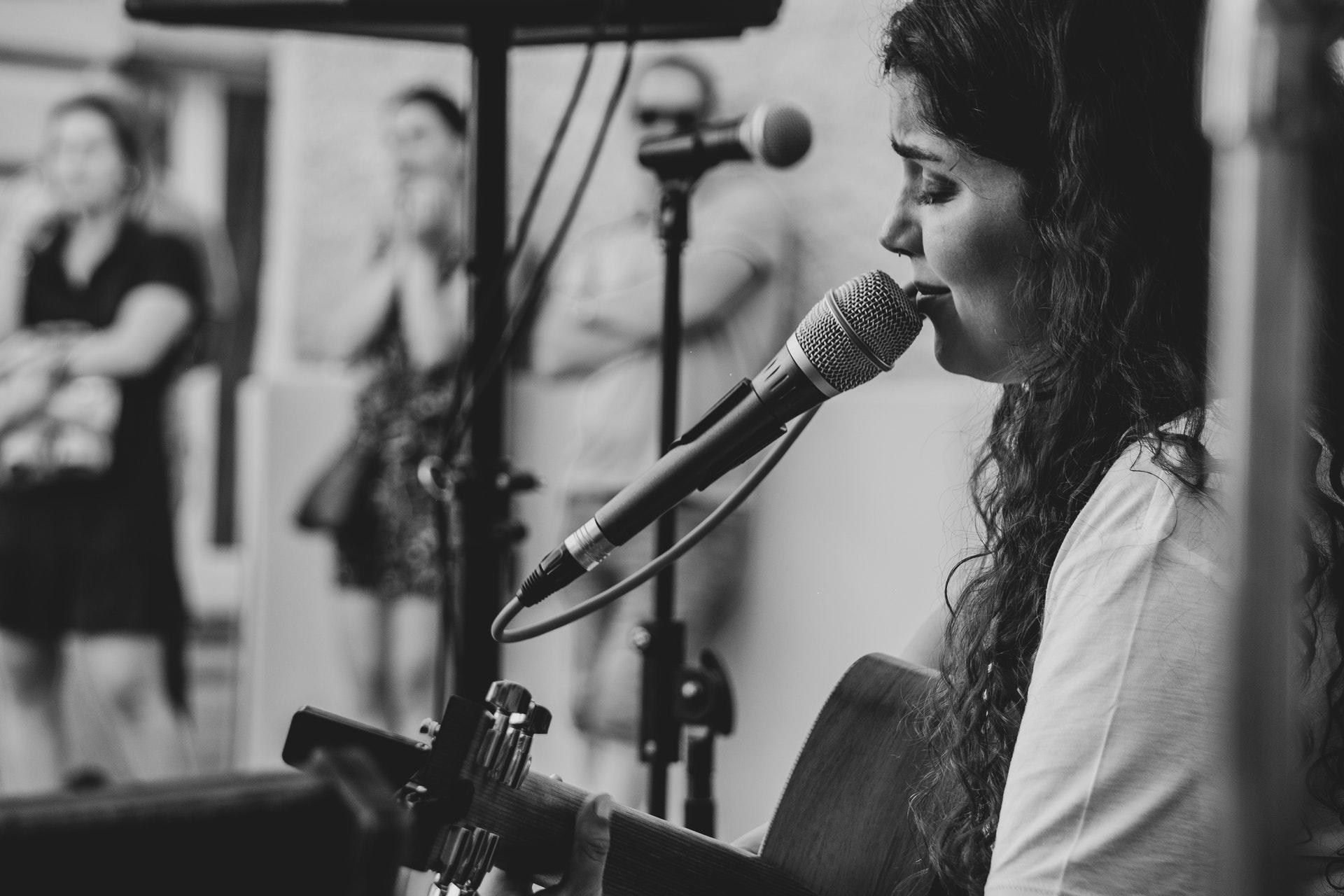 Aulas de canto online e o preço a pagar