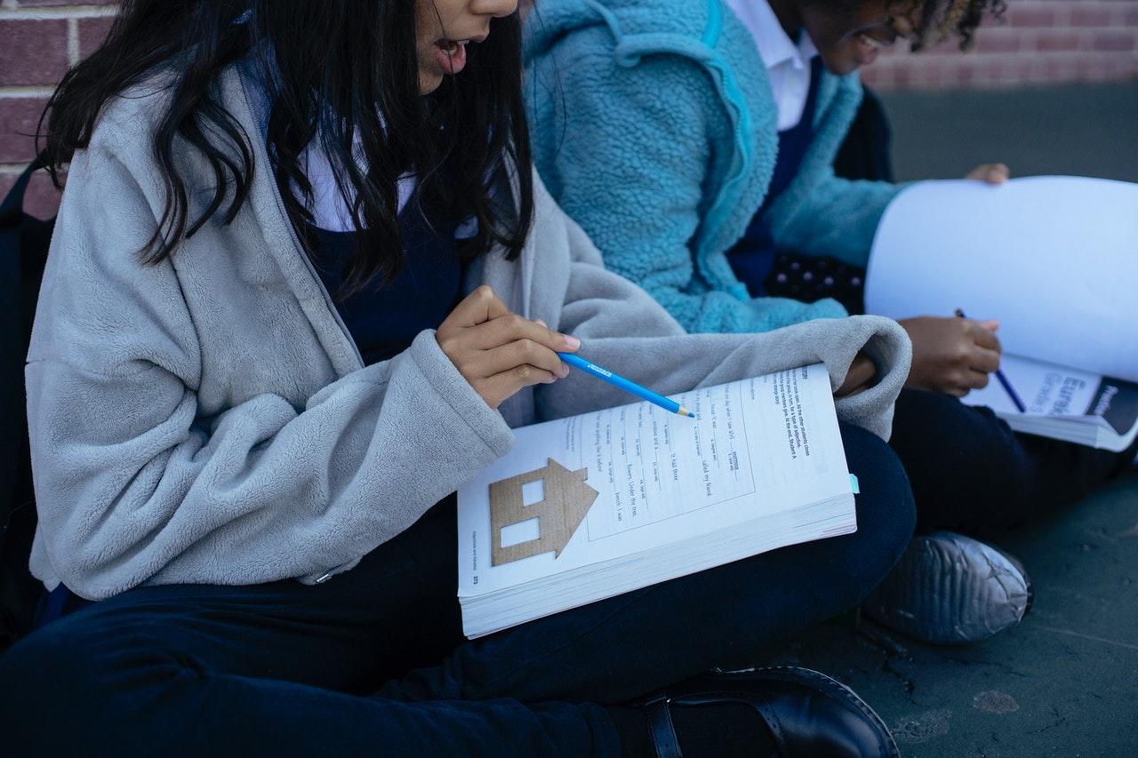 alunos a estudar
