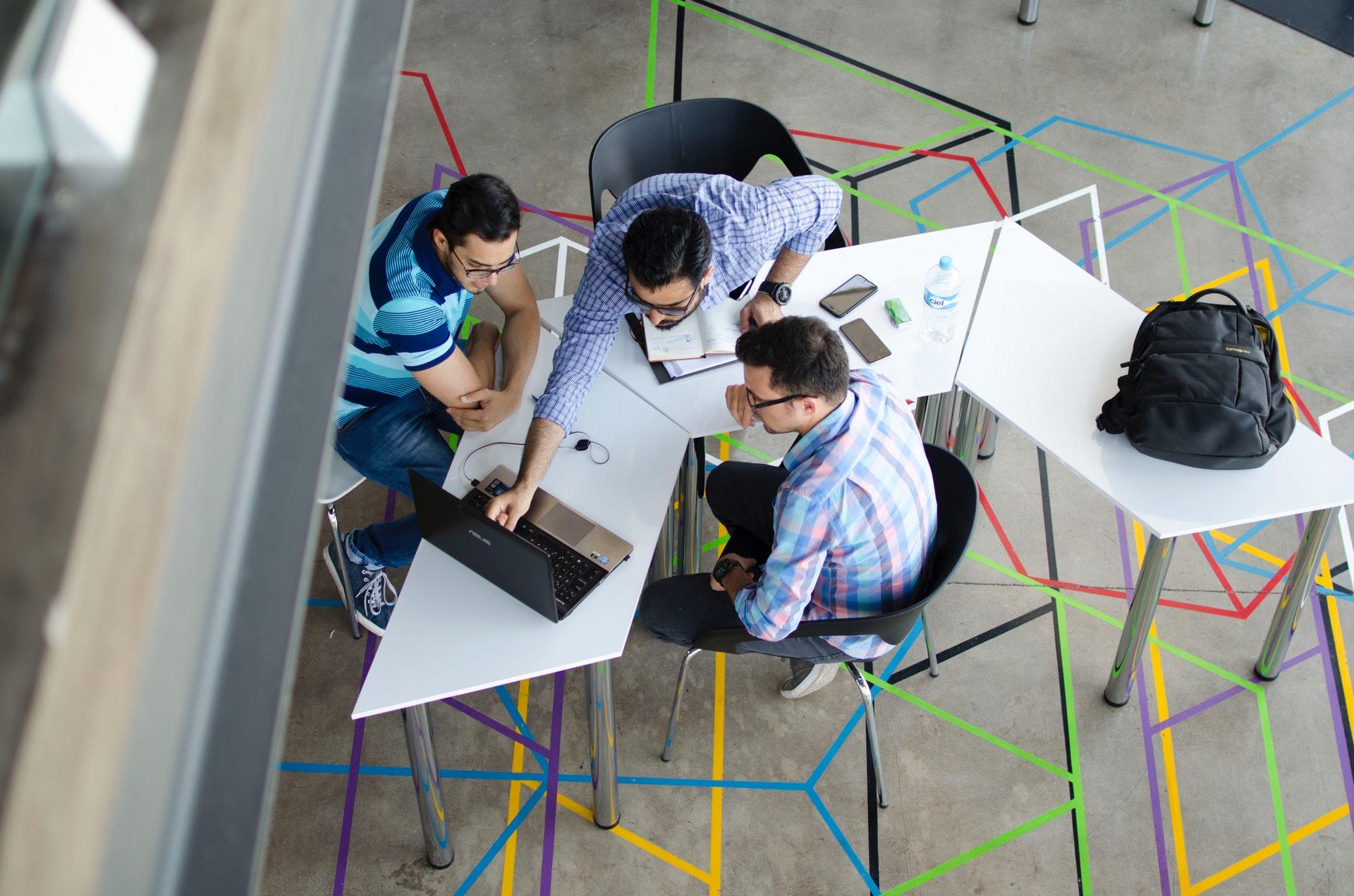Os espaços de coworking dispõe de salas
