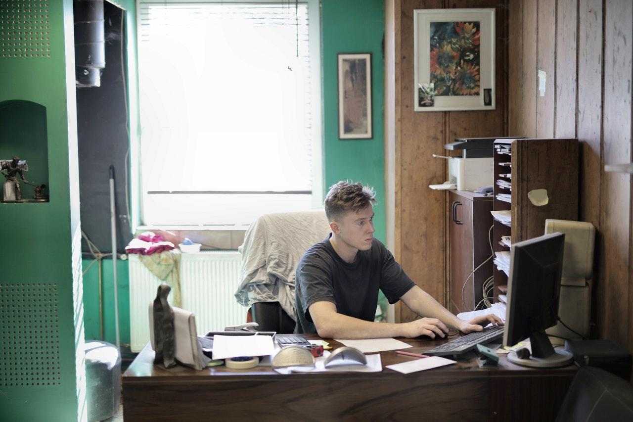 homem no escritorio em pc