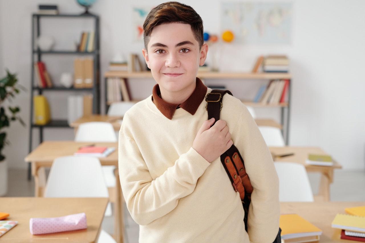 aluno com mochila