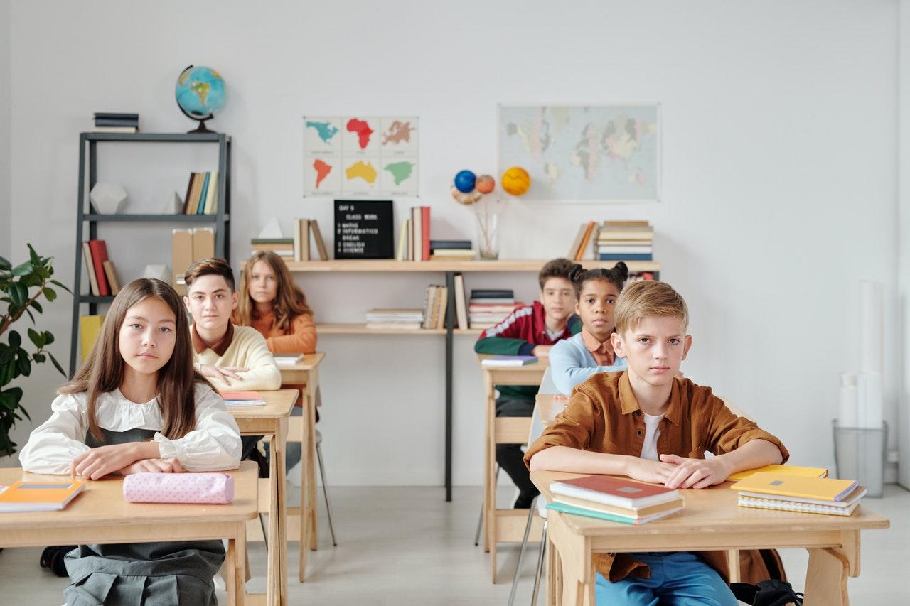 alunos na sala de aulas