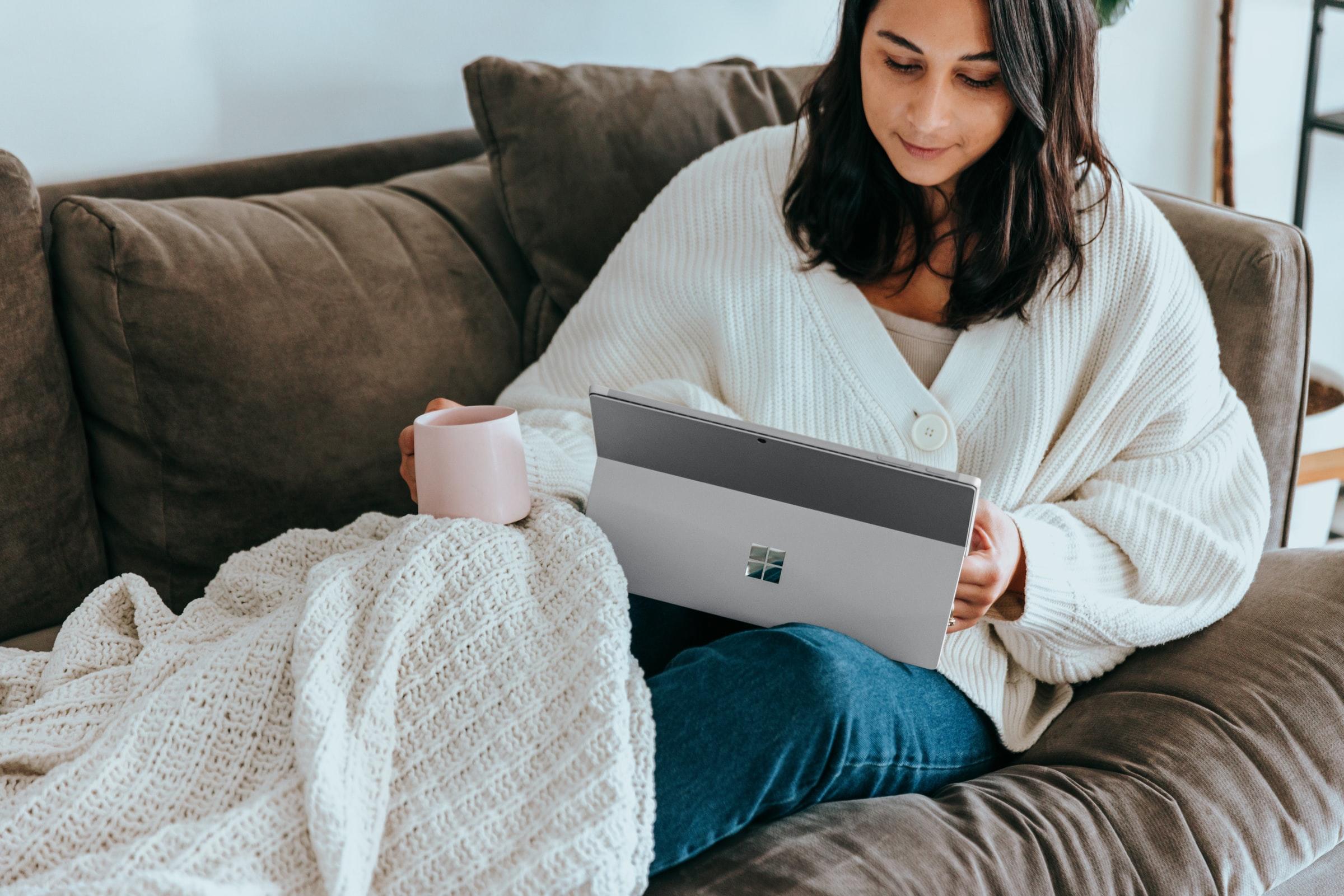 Para começar a tirar cursos online só precisa de um computador e de um acesso à internet.