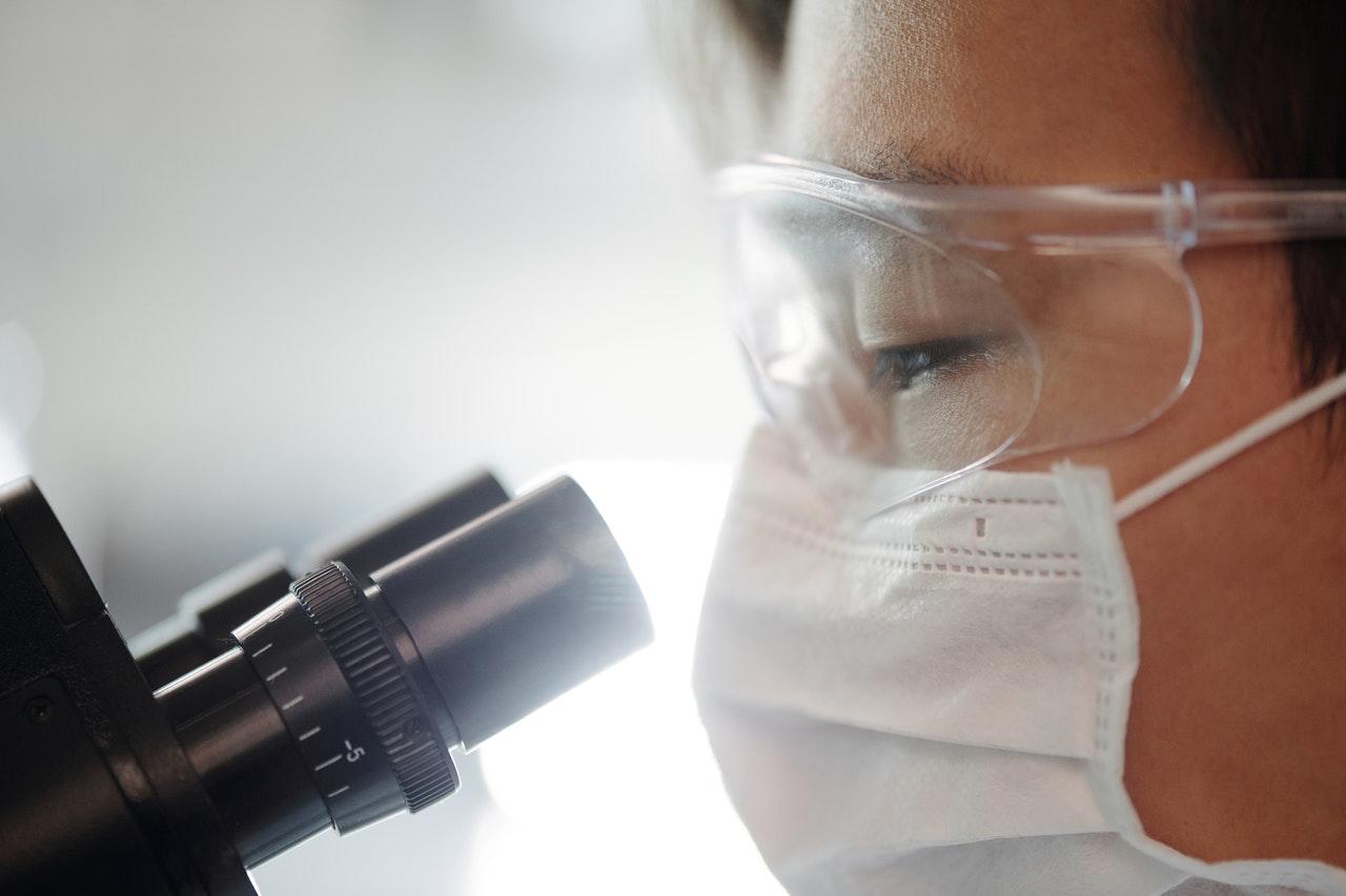 olhar para o microscopio
