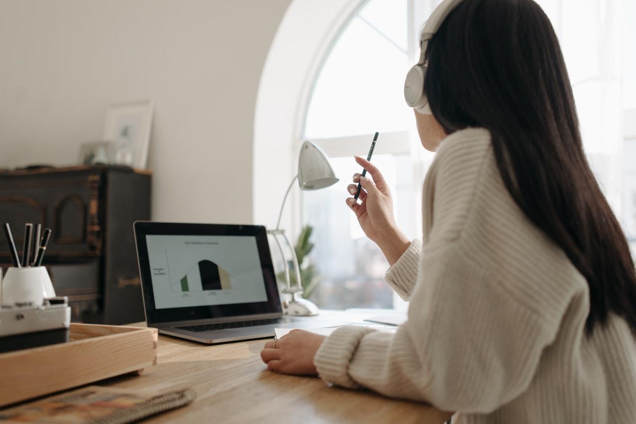 pessoa com headphones e lapis