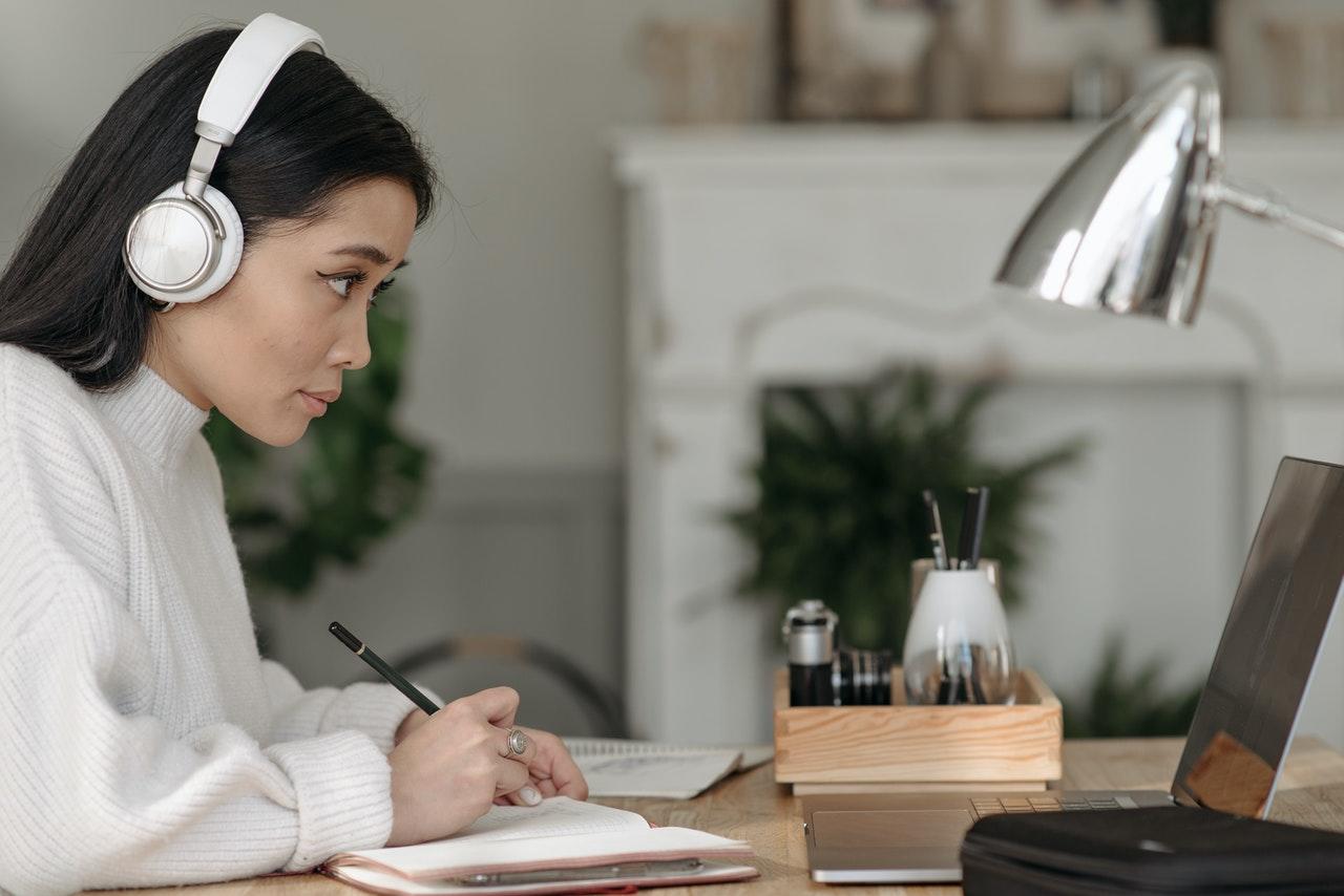 pessoa com headphones a olhar para pc