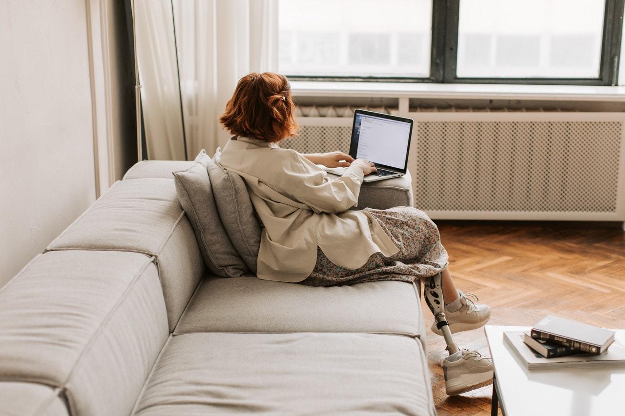 escrever no pc em cima do sofa