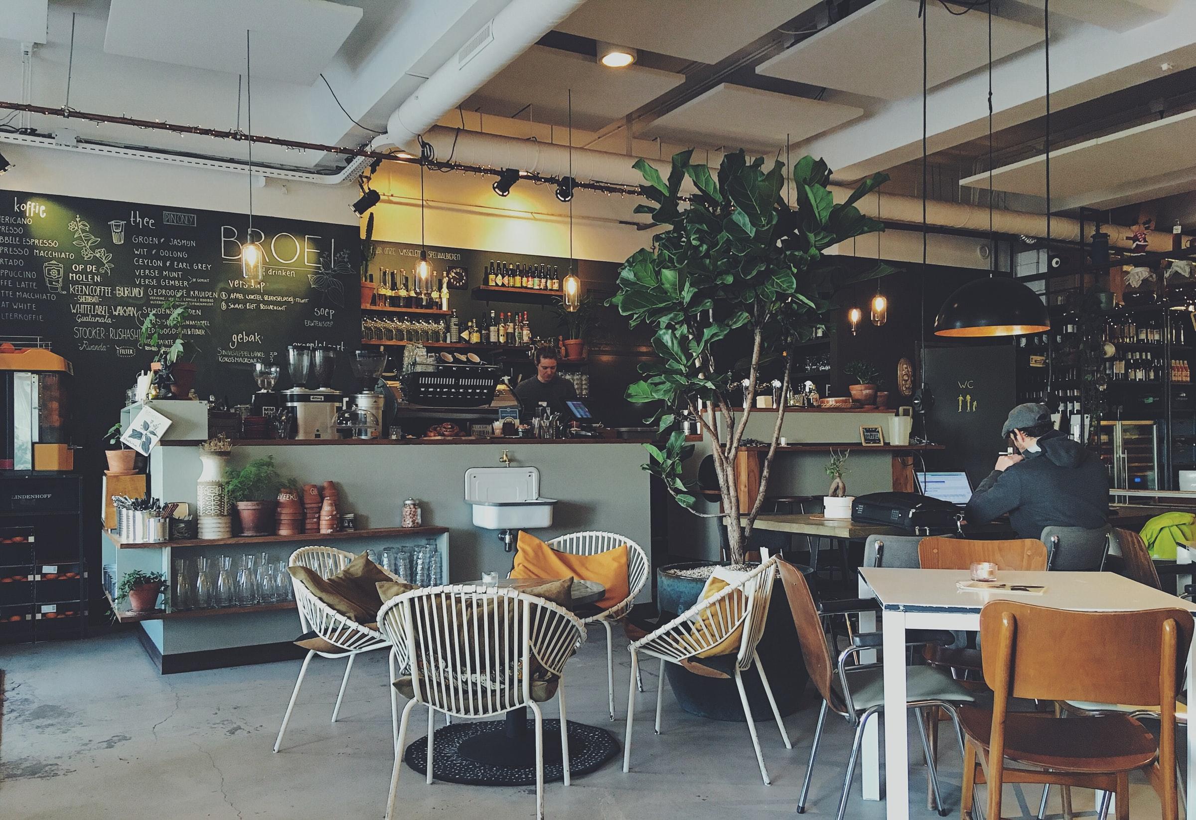 Se não se importa com o barulho de fundo, poderá optar por um café
