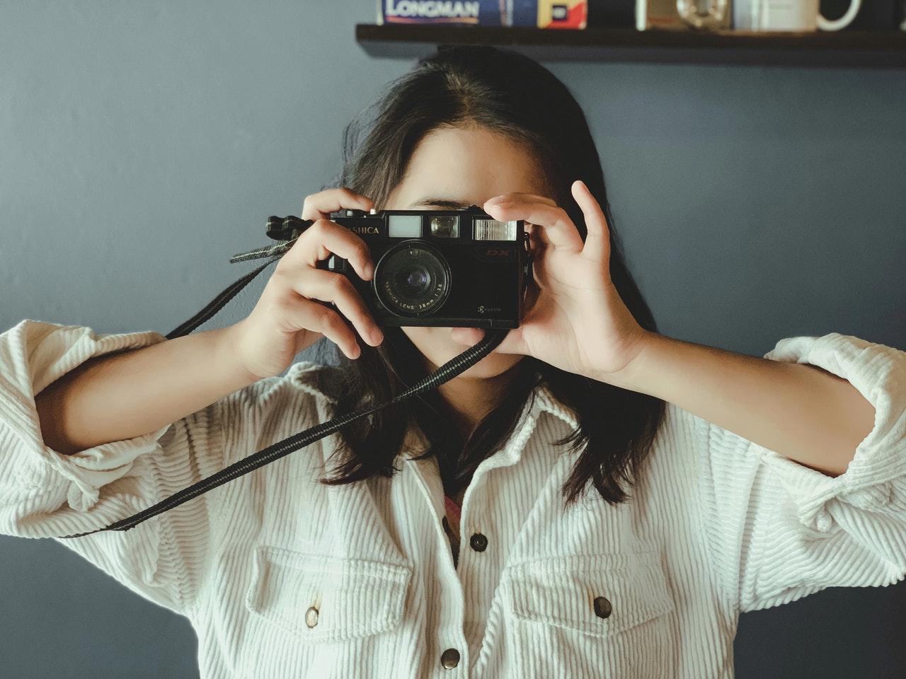 mulher a fotografar