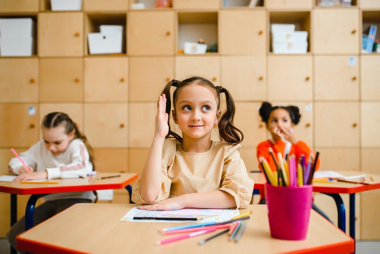 meninas em secretarias