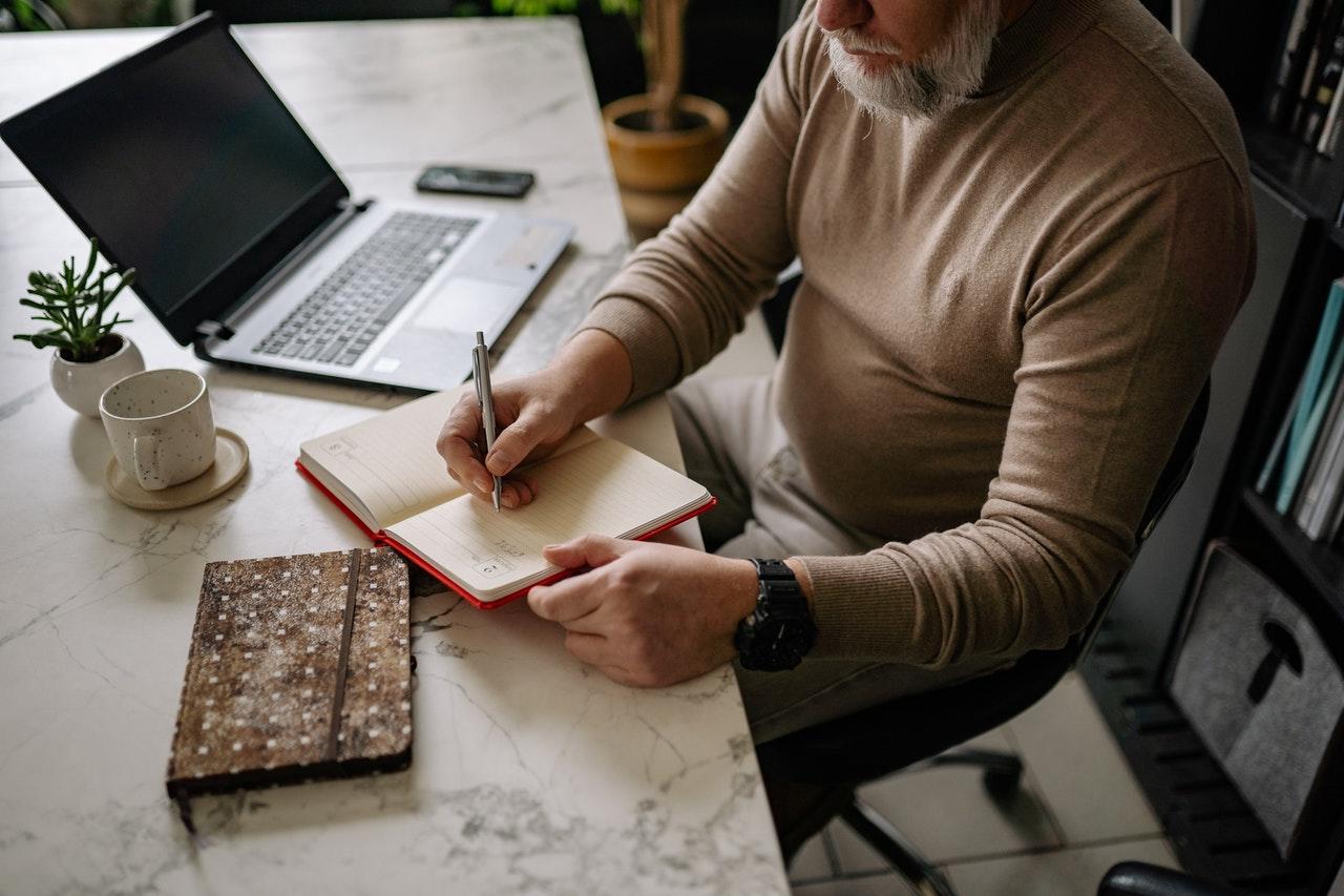 escrever num caderno