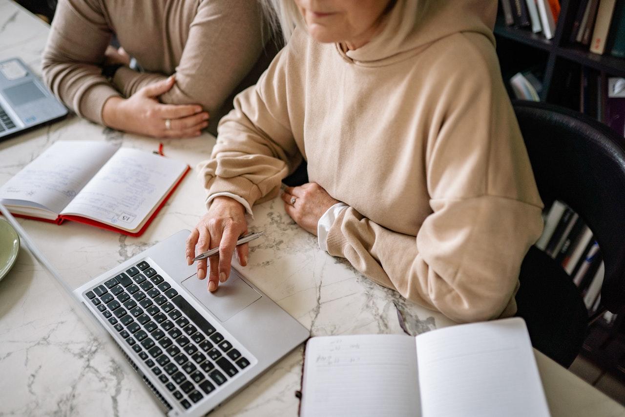 pessoas a mexer em pc