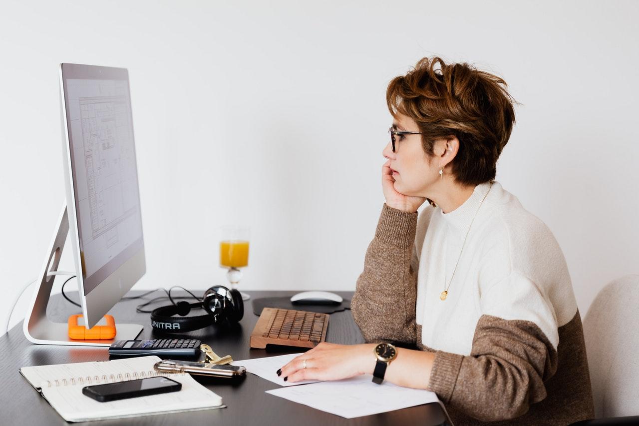 mulher ao computador