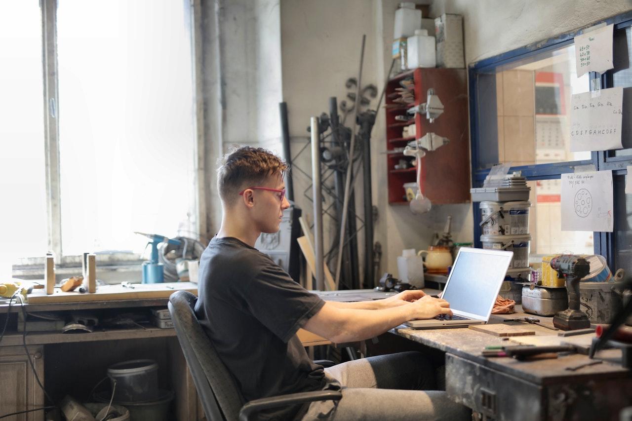aluno em computador