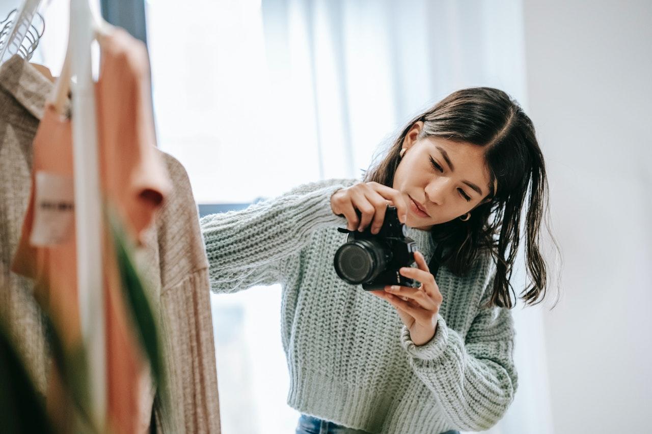 mulher a fotografar roupa