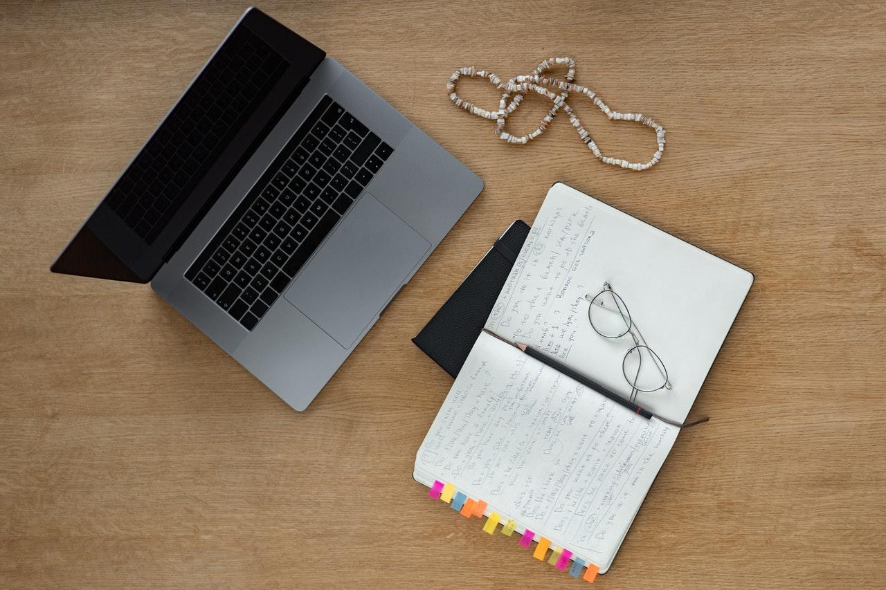 caderno e computador