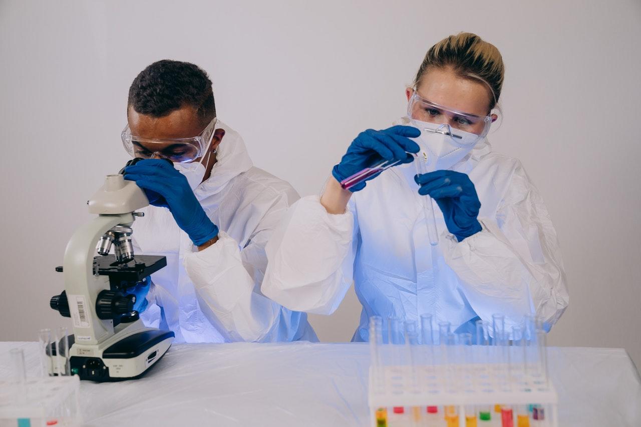 duas pessoas num laboratorio