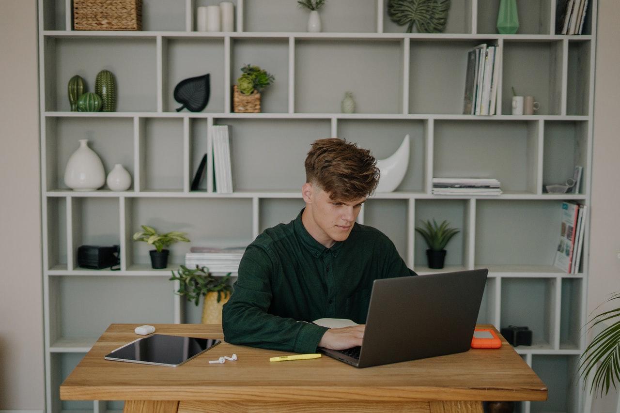 aluno no pc no escritorio