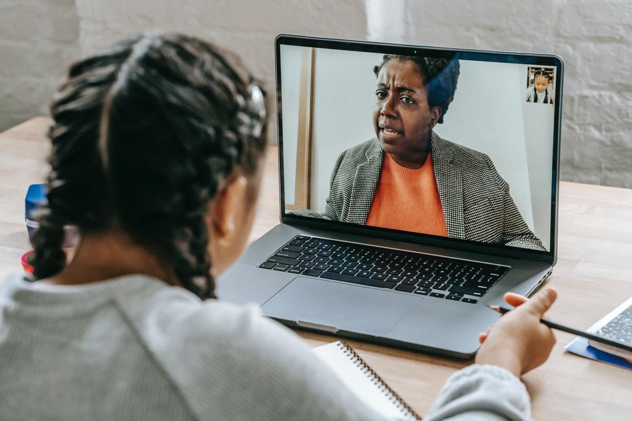 aluna em aula online