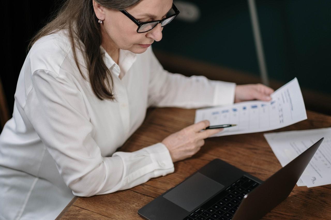 mulher com notas matematicas