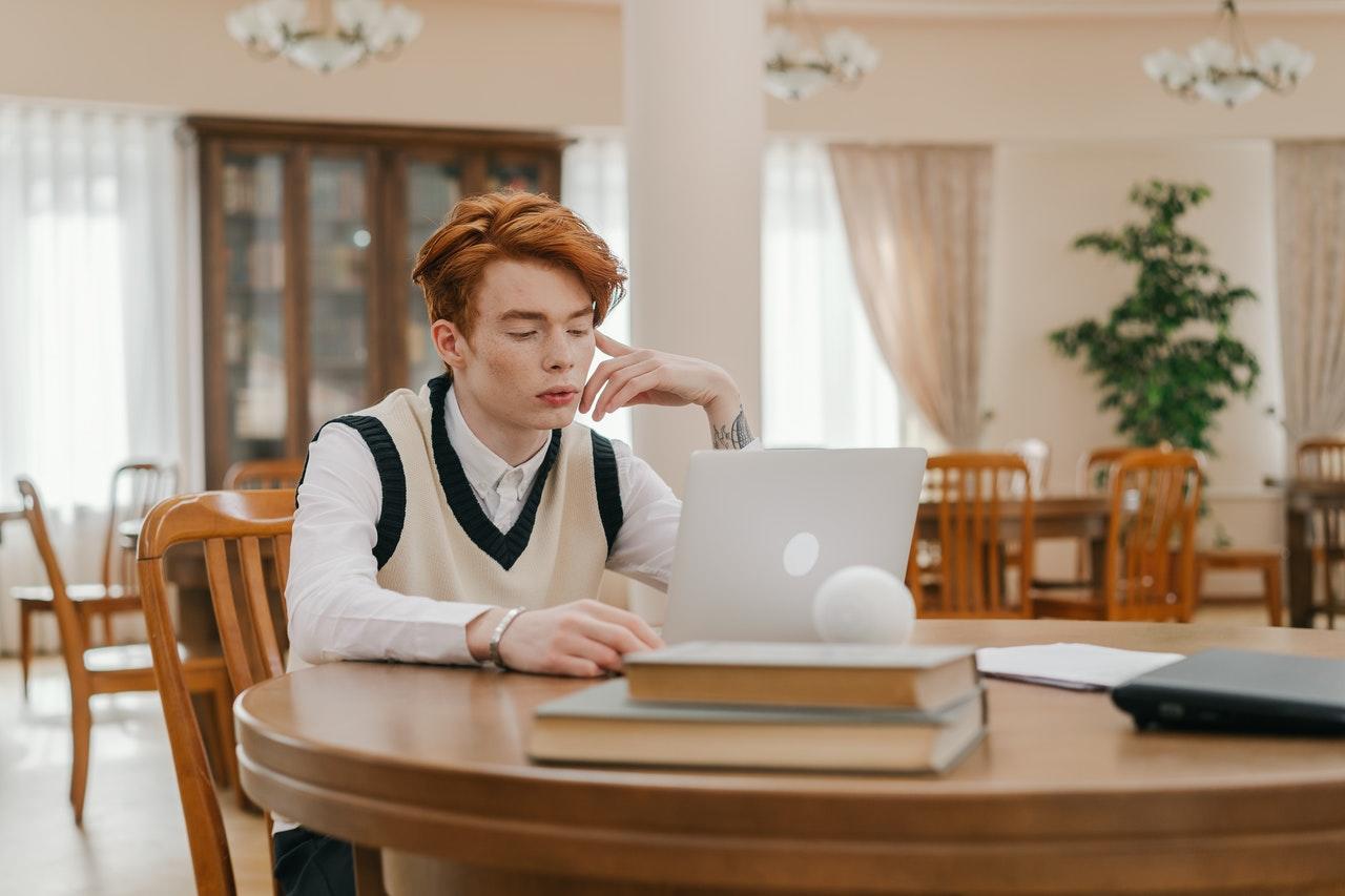 homem com pc em mesa