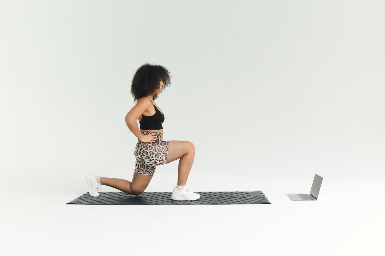lunge em tapete com computador