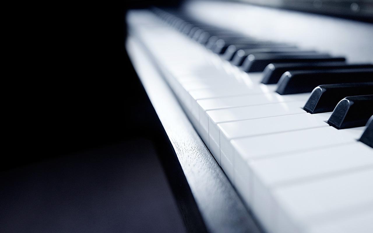 Teclas de um piano brancas e pretas
